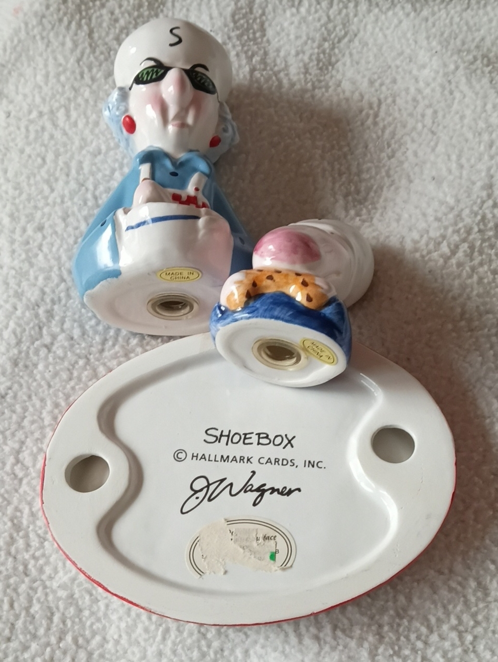 Maxine 3 Piece Salt & Pepper Shakers, Dedicated Stand, Shoebox At Hallmark, EUC - Picture 3 of 6